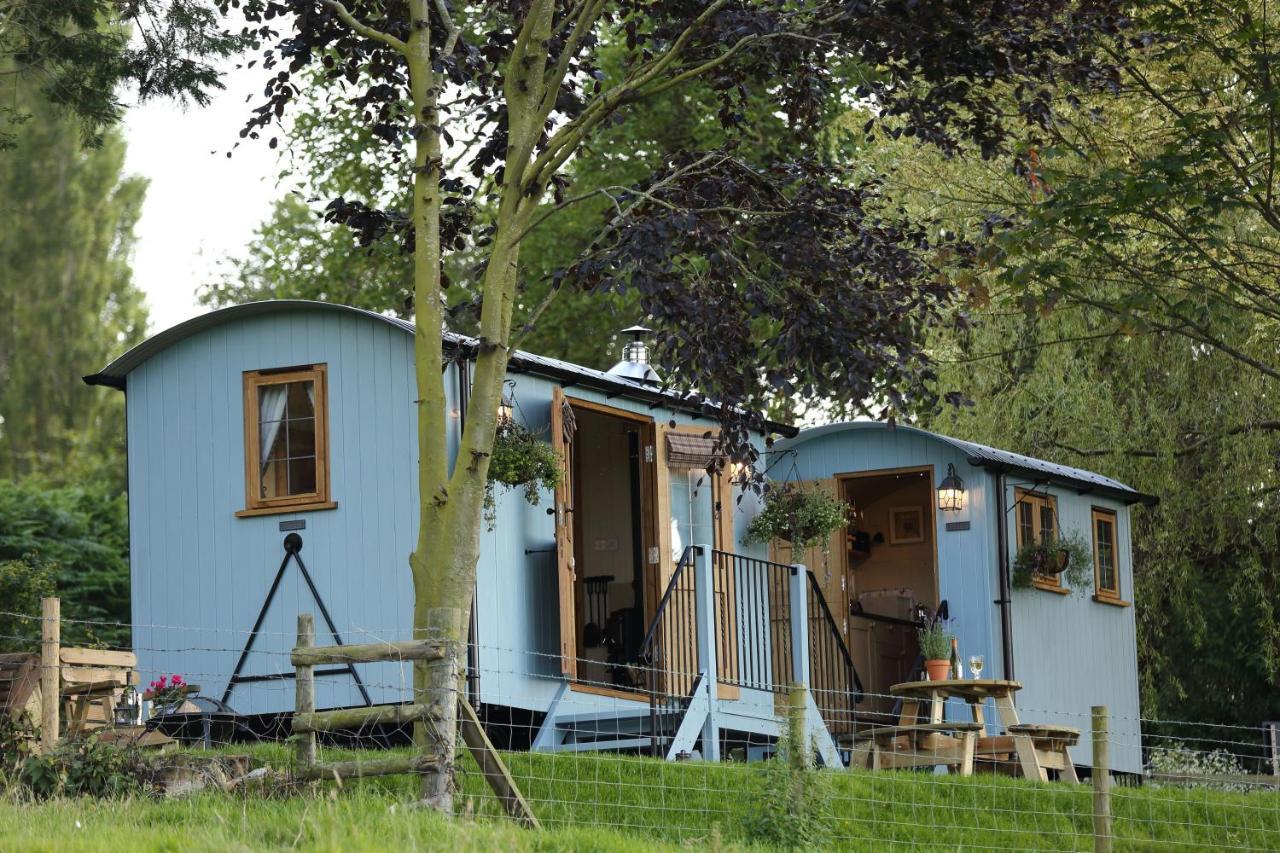 Upper Gelli Luxury Holiday Lodge, Converted Dairy & Cosy Shepherds Huts Уэлшпул Экстерьер фото