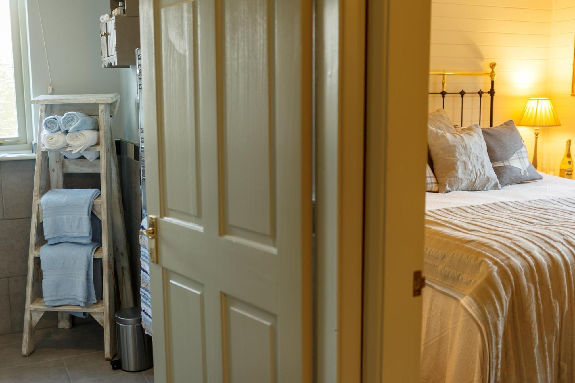 Upper Gelli Luxury Holiday Lodge, Converted Dairy & Cosy Shepherds Huts Уэлшпул Экстерьер фото